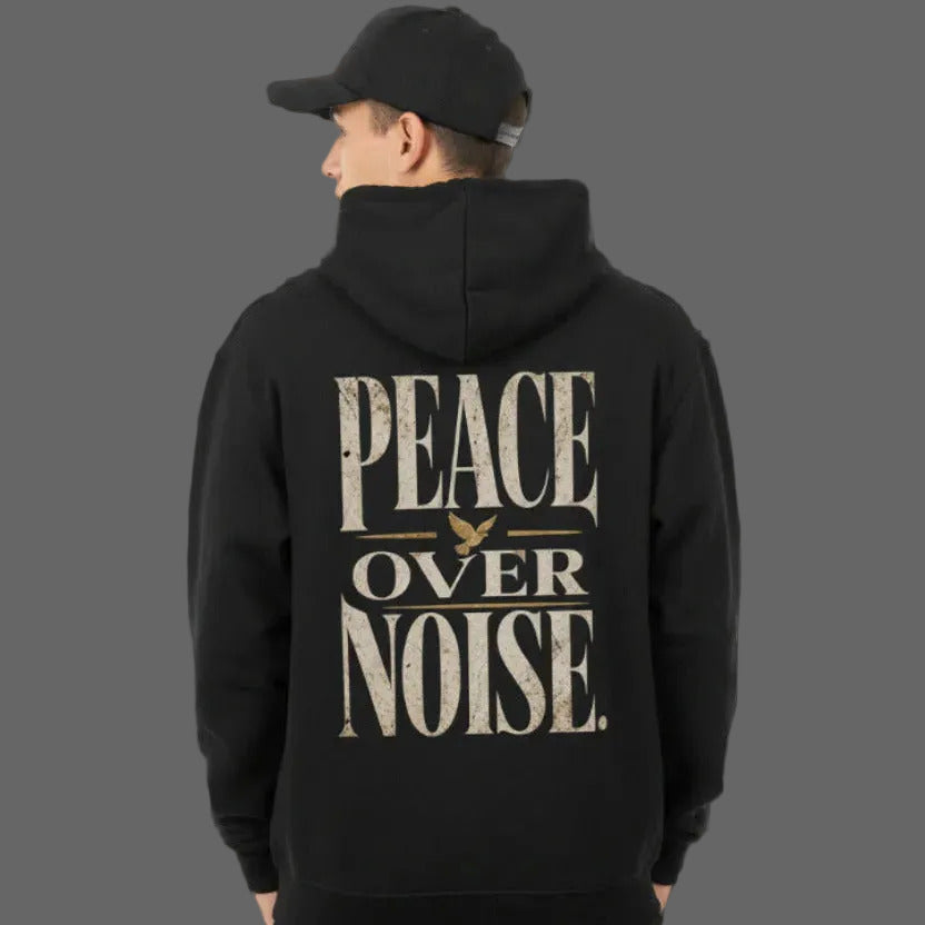 HigherBlanks Premium Hoodie in schwarz mit „PEACE OVER NOISE“-TORIPROS