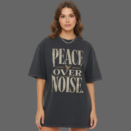 VACANCY Oversized Shirt in Washed Black mit „PEACE OVER NOISE“-TORIPROS