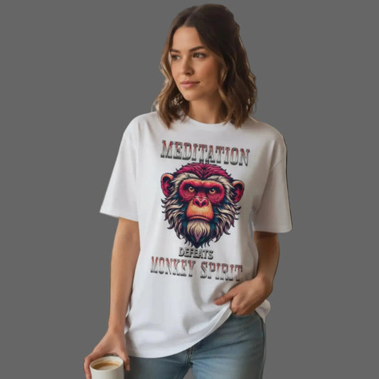 Toripros STILLE Kollektion – MEDITATION defeats MONKEY SPIRIT Oversized Shirt in Weiß, modernes Streetwear-Design mit starkem Statement