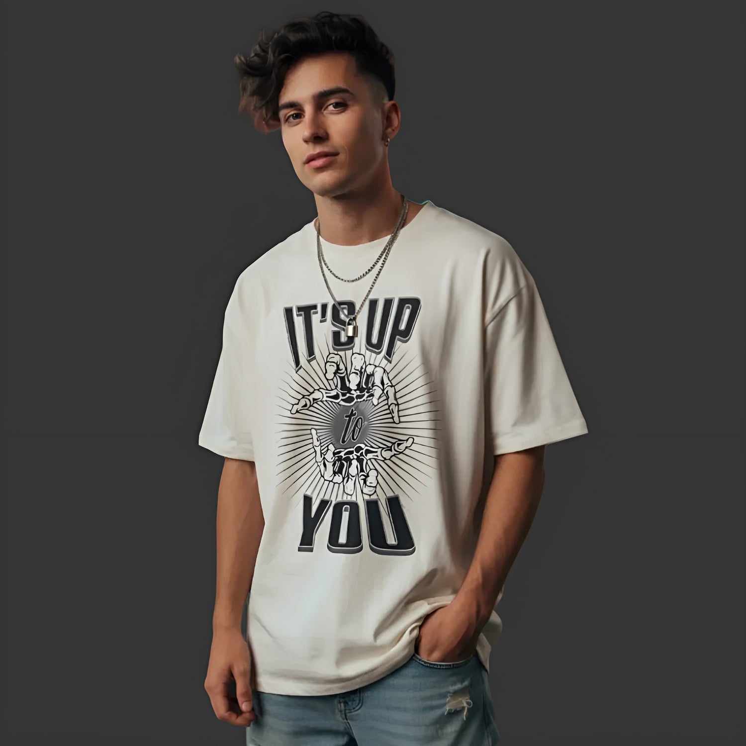 Streetwear Modell trägt YOUDECIDE Design von TORIPROS mit selbstbestimmter, klarer Statement-Message