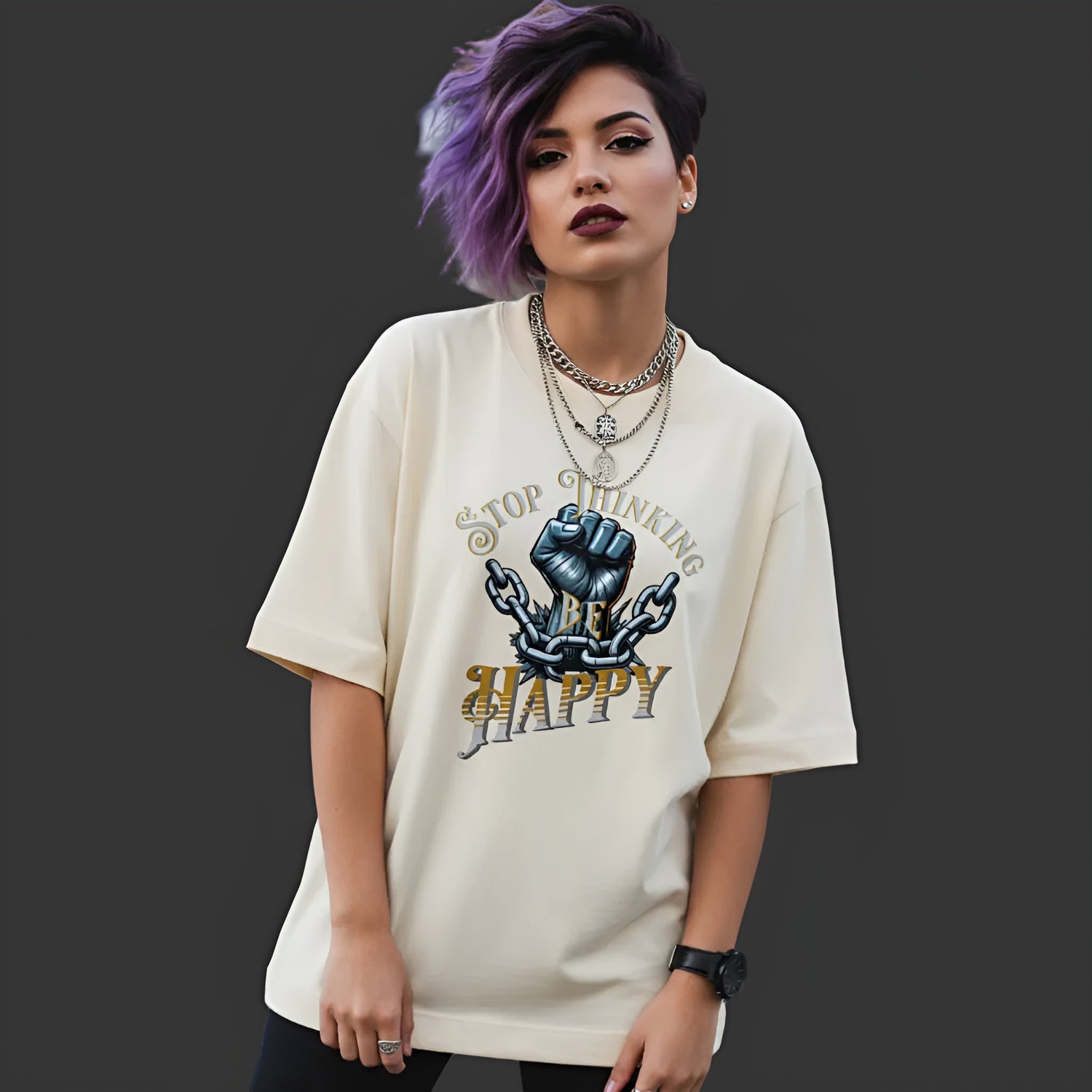 Streetwear Modell trägt STOP THINKING be HAPPY aus der Kollektion BE HAPPY von TORIPROS mit klarer Message