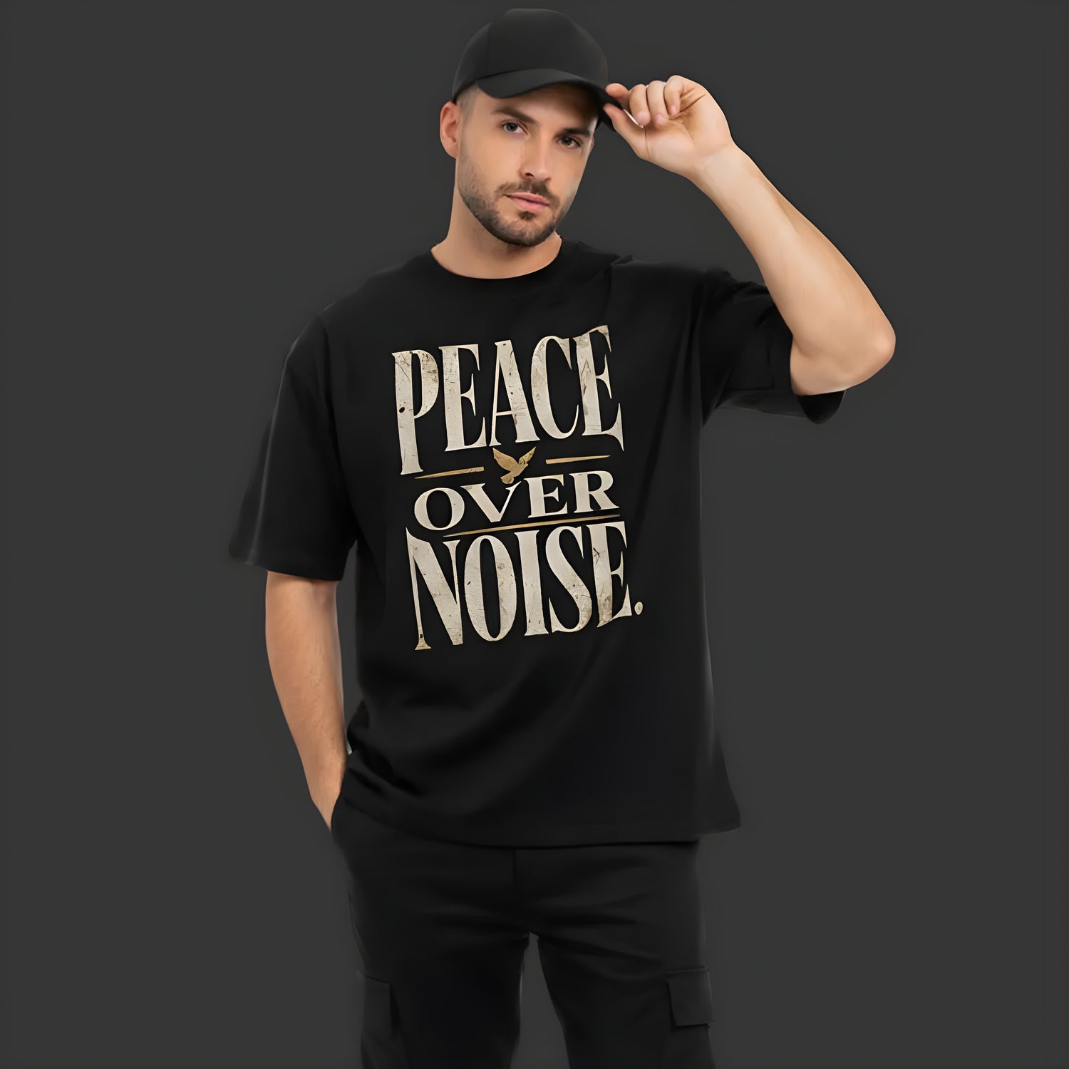 Streetwear Modell trägt PEACE OVER NOISE Design von TORIPROS mit klarer, ruhiger Statement-Message gegen Lärm und Chaos