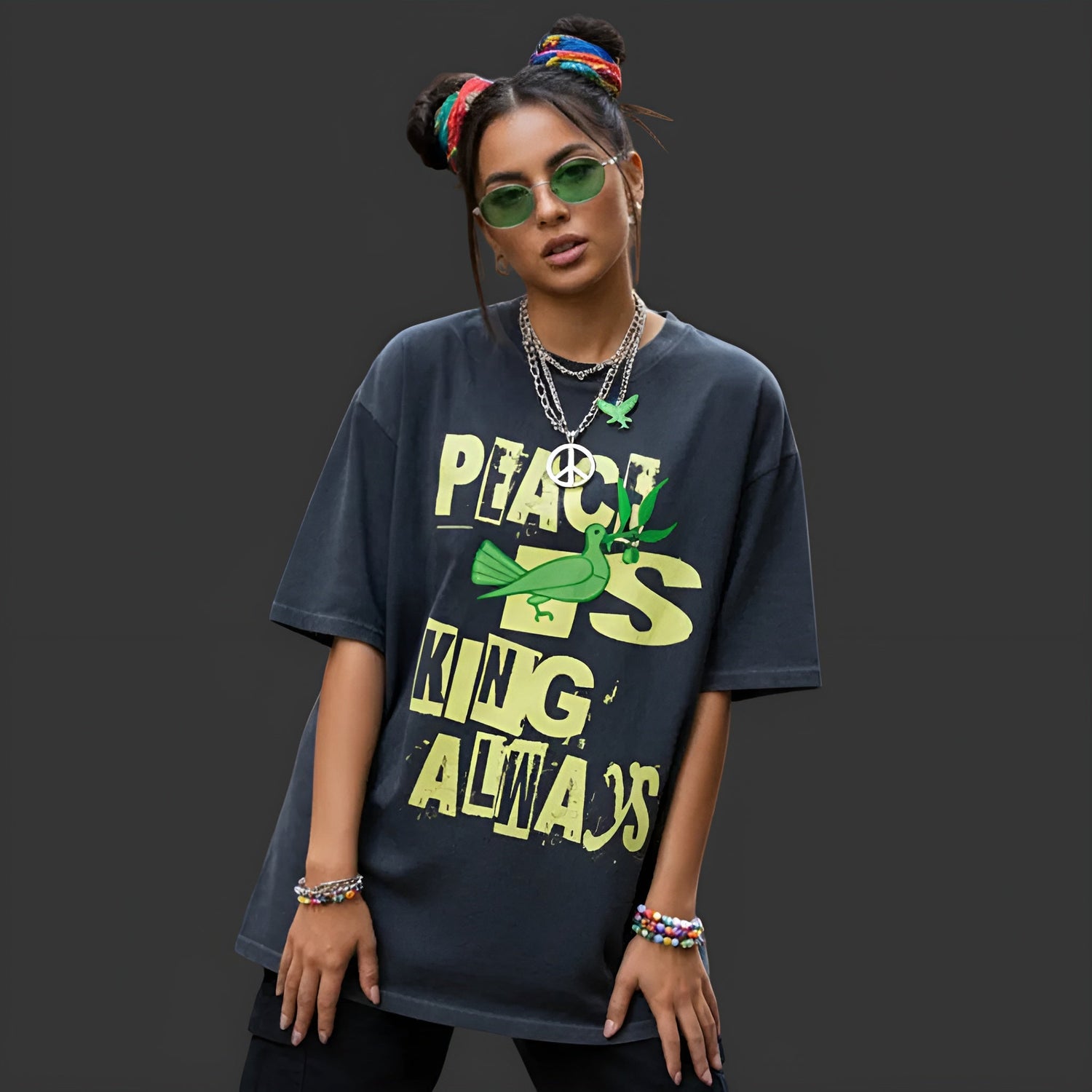 Streetwear Modell trägt Peace is KING always Design von TORIPROS mit starker Friedens-Message und Statement-Style