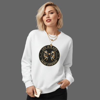 Classic Sweatshirt in Weiß mit „LIFE IS A GIFT"-TORIPROS