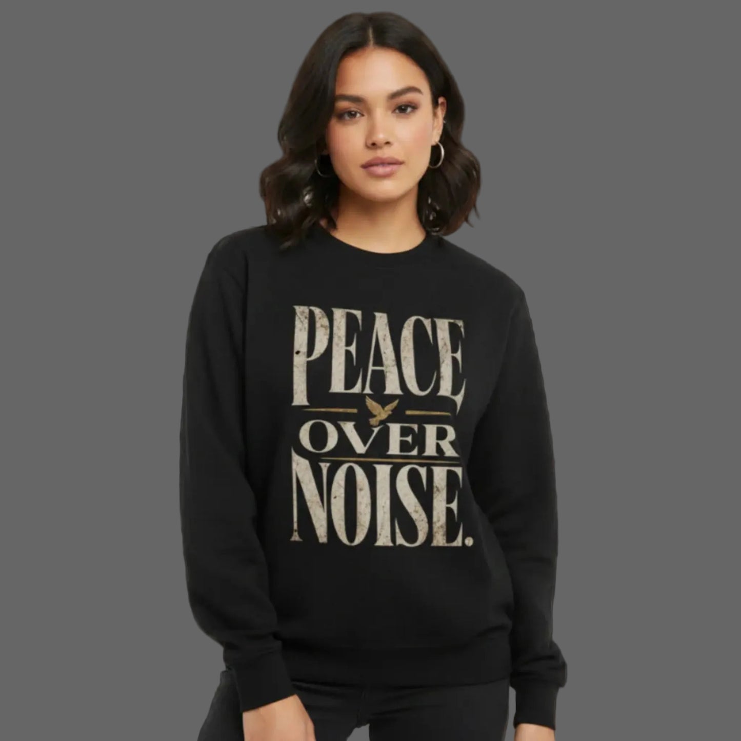 Classic Sweatshirt in schwarz mit „PEACE OVER NOISE“-TORIPROS