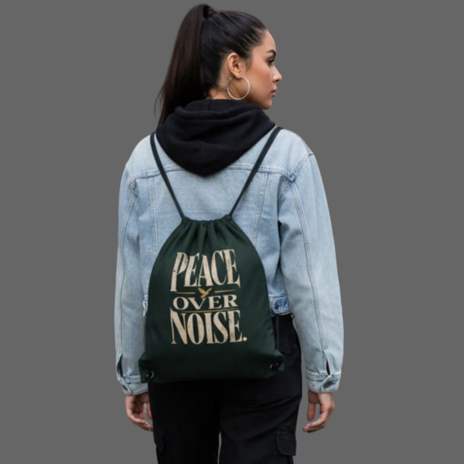Gym Bag in schwarz mit „PEACE OVER NOISE“-TORIPROS