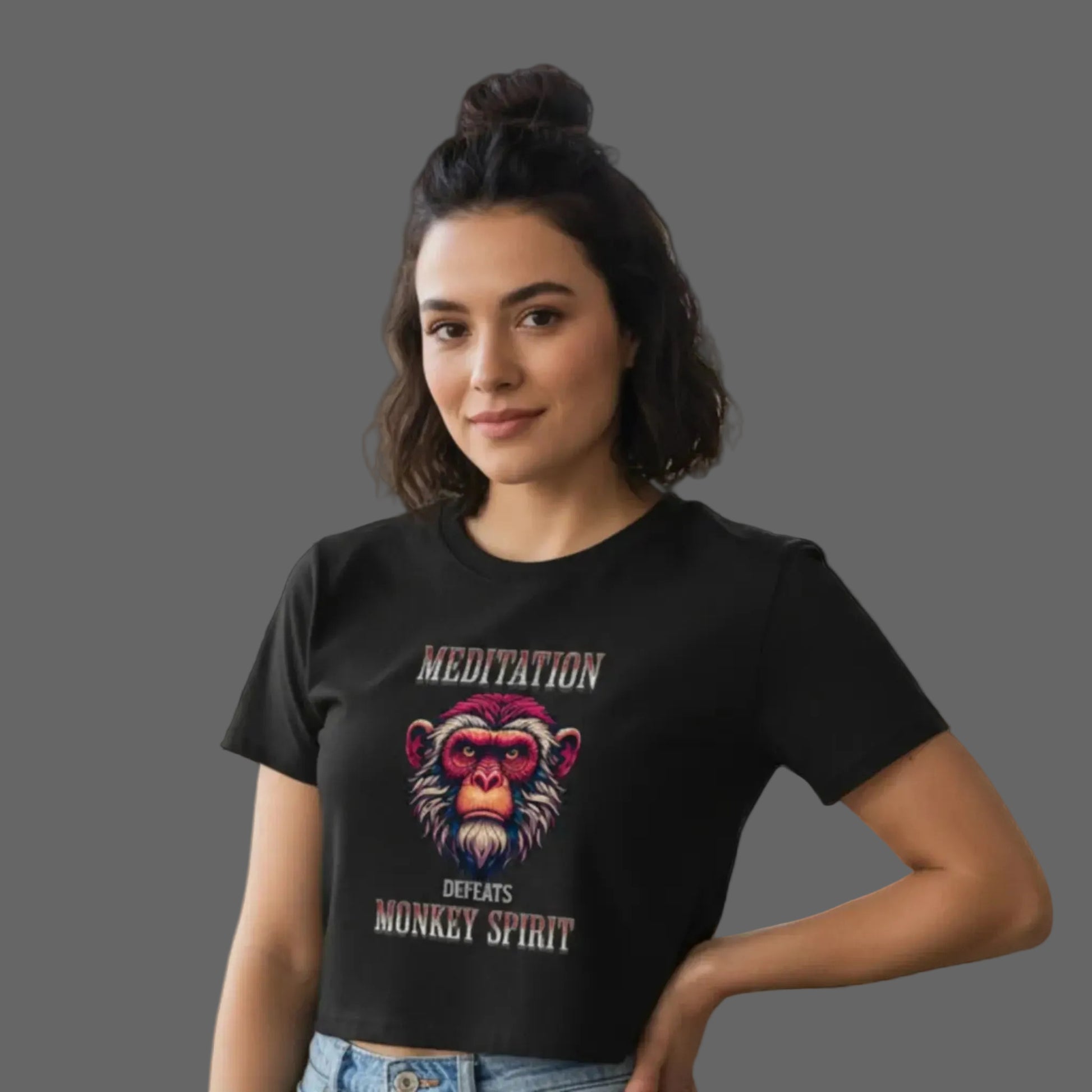  Ladies Cropped Tee in schwarz mit „MEDITATION defeats MONKEY SPIRIT“-TORIPROS