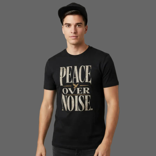  Premium Organic Shirt in schwarz mit „PEACE OVER NOISE“-TORIPROS