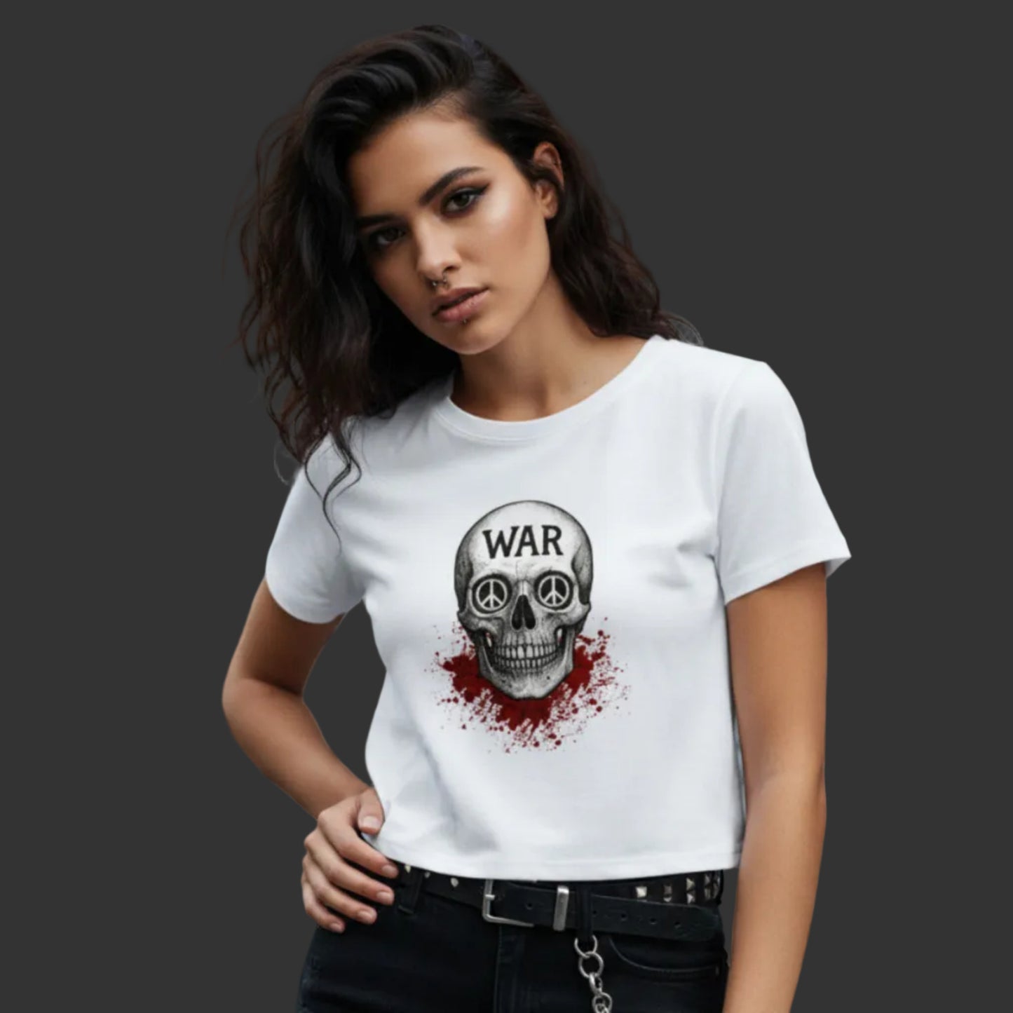 Cropped Damen T-Shirt aus der Toripros PEACE Kollektion – WAR is DEATH Design in Weiß, nachhaltiges Statement für Frieden und modernen Stil