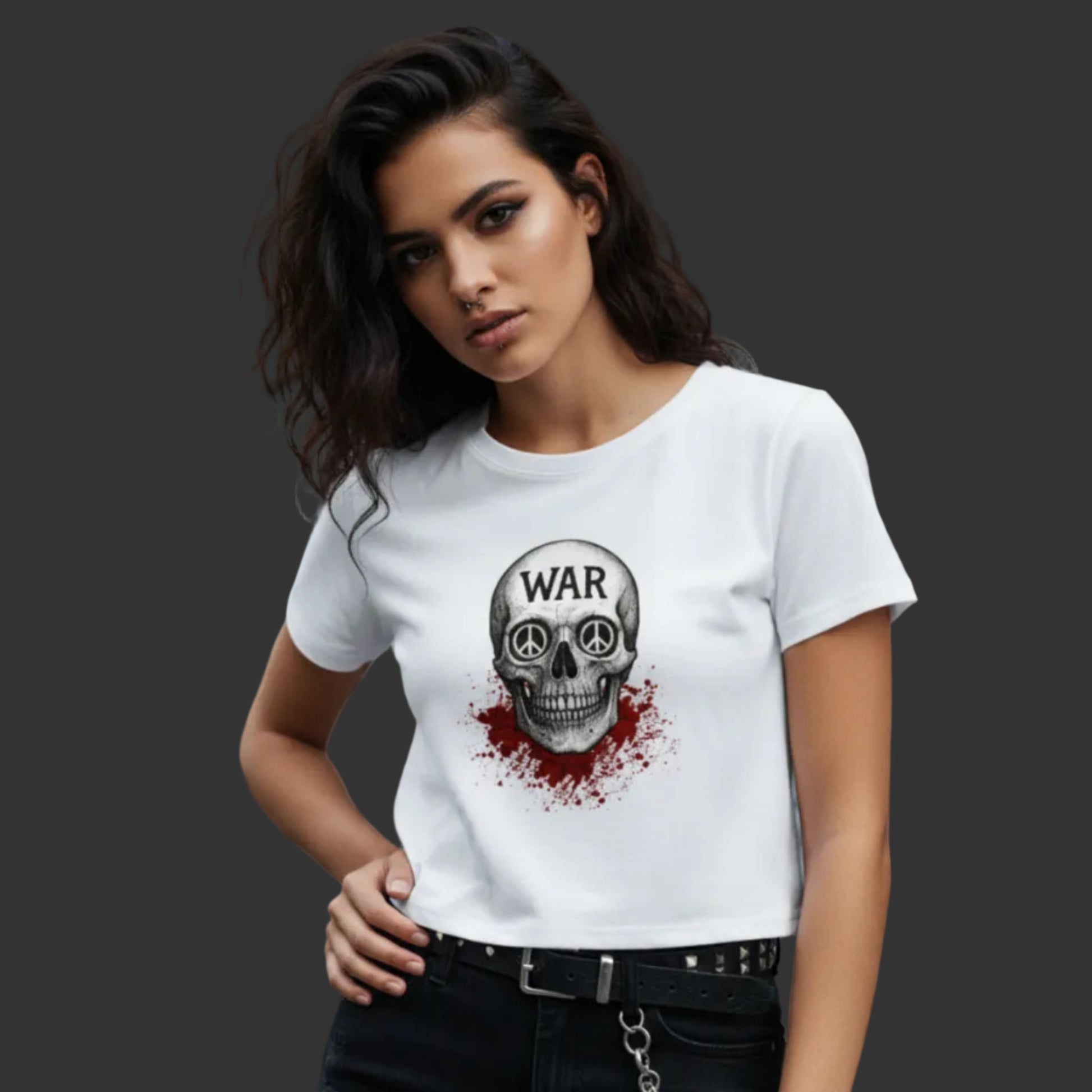 Cropped Damen T-Shirt aus der Toripros PEACE Kollektion – WAR is DEATH Design in Weiß, nachhaltiges Statement für Frieden und modernen Stil