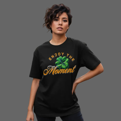 VACANCY Oversized Shirt in Schwarz mit „ENJOY THE MOMENT“-TORIPROS