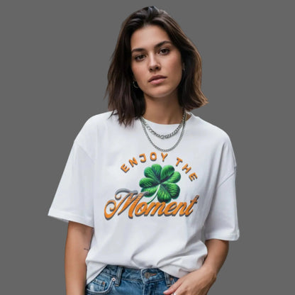 VACANCY Oversized Shirt in Weiß mit „ENJOY THE MOMENT“-TORIPROS