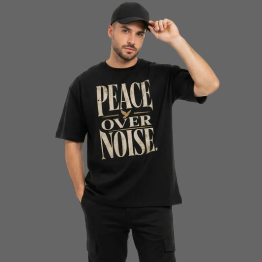 VACANCY Oversized Shirt in Schwarz mit „PEACE OVER NOISE“-Motiv, 100% Baumwolle, Oversized Fit, Drop Shoulders, weiches Tragegefühl

