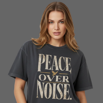 VACANCY Oversized Shirt in Washed Black mit „PEACE OVER NOISE“-TORIPROS