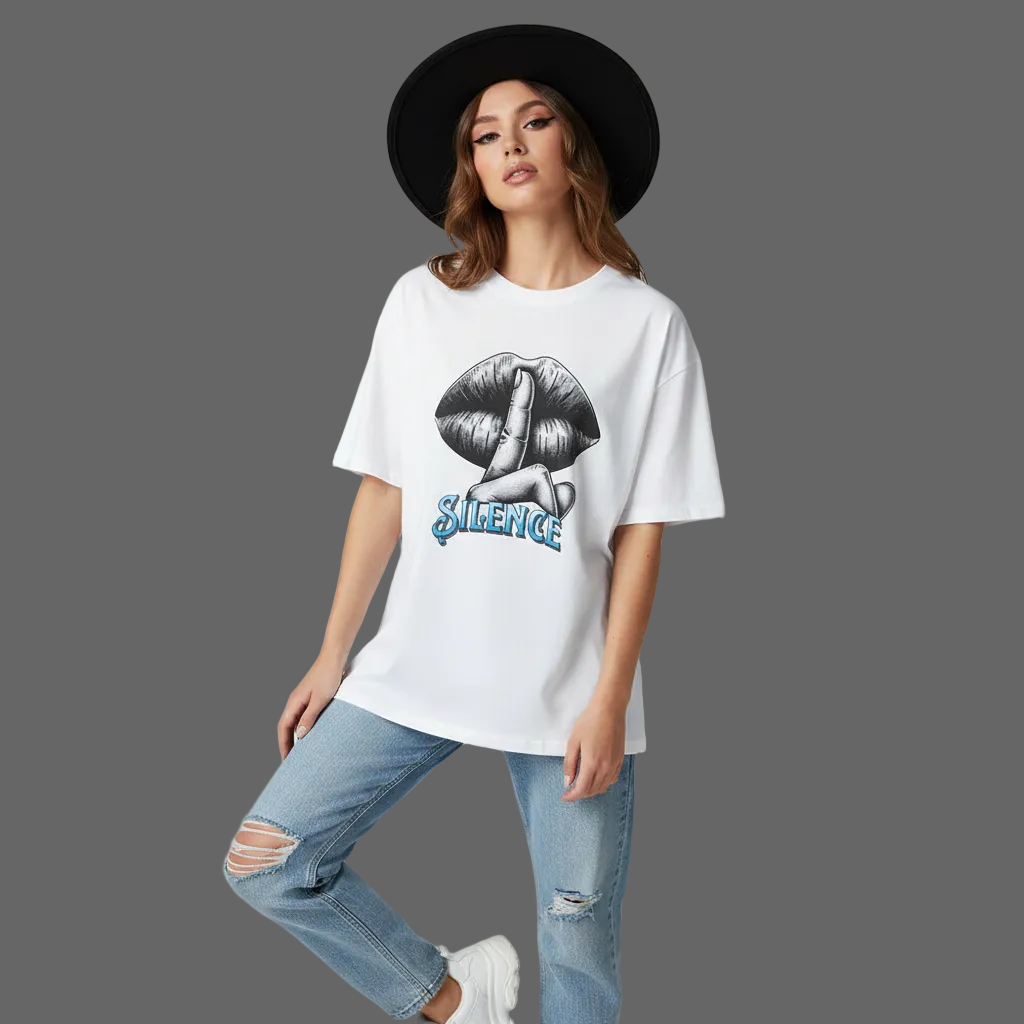 VACANCY Oversized Shirt in Weiß mit „Silence“-TORIPROS
