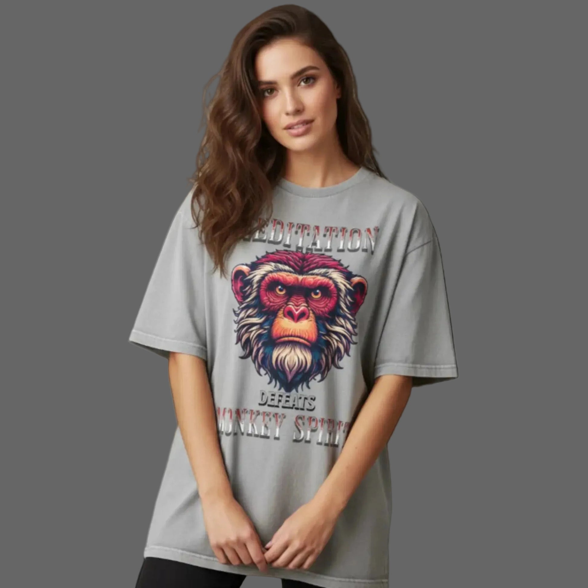 Toripros STILLE Kollektion – MEDITATION defeats MONKEY SPIRIT Oversized Shirt in Washed Grey, modernes Streetwear-Design mit starkem Statement

