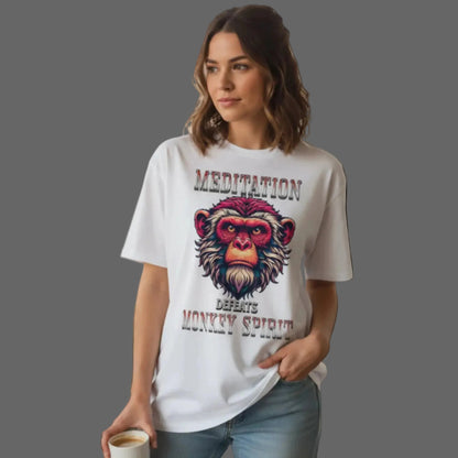 Toripros STILLE Kollektion – MEDITATION defeats MONKEY SPIRIT Oversized Shirt in Weiß, modernes Streetwear-Design mit starkem Statement